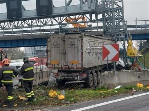 Incidente Milano Sulla A Tir Si Schianta Su Un Pilone Di Cemento A