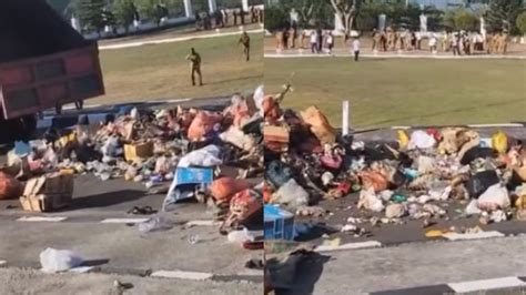 Nekat Petugas Kebersihan Buang Ton Sampah Ke Kantor Bupati Seram