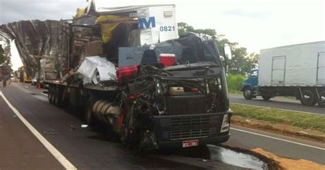 G1 Acidente Entre Duas Carretas Deixa Trânsito Lento Na Br 050 Em Mg