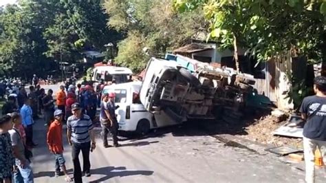 Kecelakaan Di Semarang Truk Penuh Muatan Pasir Terguling Timpa Minibus