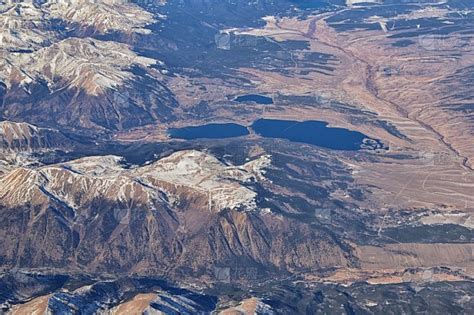 科罗拉多落基山脉从飞机上的抽象景观山峰峡谷和科罗拉多州西南部和犹他州的乡村城市的空中全景美利坚