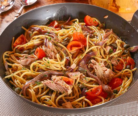 Spaghetti Tonno E Pomodorini Con Acciughe Cipolla Rossa E Capperi