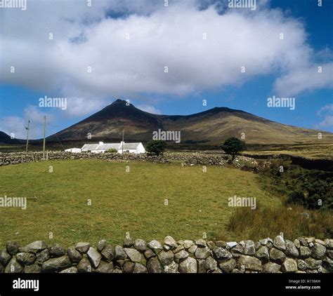 Las Montañas De Mourne Son Una Variedad De Caras Escarpadas Colinas De