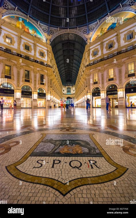 Shopping Malls Hi Res Stock Photography And Images Alamy