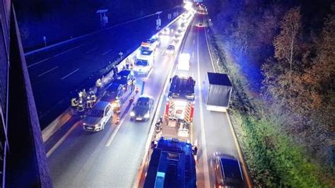 Sechs Verletzte Nach Unfall Auf A Bei Pforzheim Fahrbahn Wieder Frei