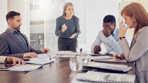 Personas Que Se Re Nen En Un Problema De Conflicto De Oficina Por Parte