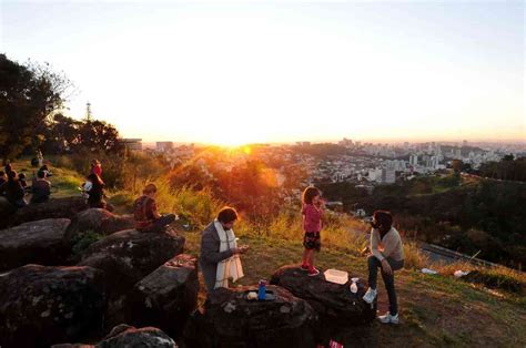 Pôr do sol de Belo Horizonte no mirante do Belvedere Estado de Minas