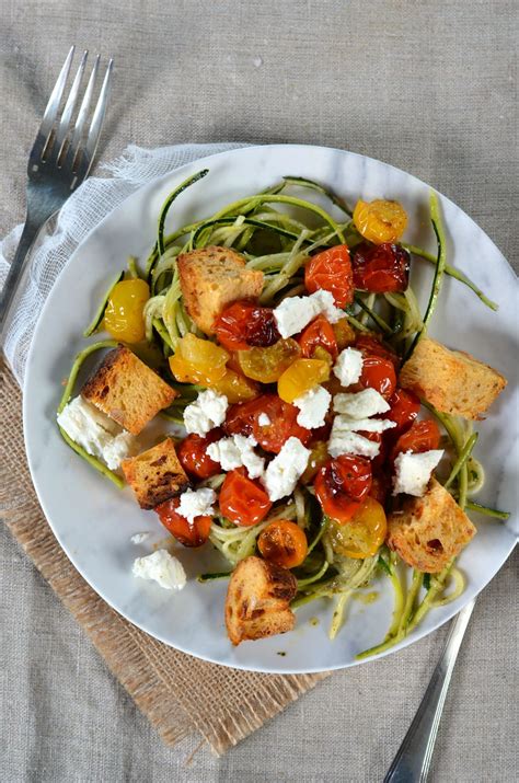 Spaghetti de courgette au pesto tomates rôties feta et croûtons Recette