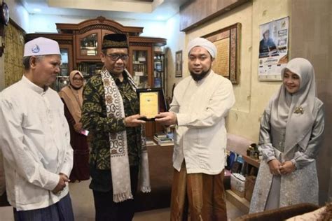 Dua Menteri Jokowi Berkunjung Ke Ponpes Salafiyah Syafiiyah Mahfud MD