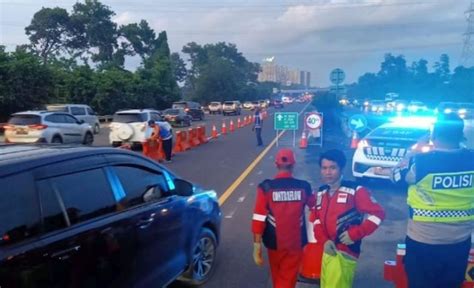 Tol Jagorawi Arah Jakarta Padat Contraflow Diberlakukan Mulai Dari KM