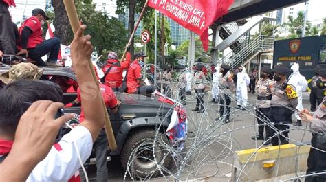 Gagal Terobos Kawat Berduri Massa Demo Buruh Tertahan Di Patung Kuda