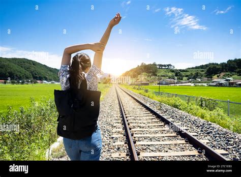 Mujer En Las Vias Del Tren Fotografías E Imágenes De Alta Resolución Alamy