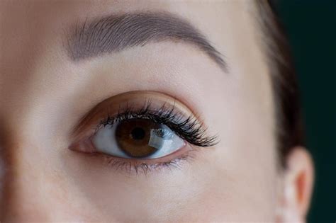 Primer plano de ojos marrones con pestañas increíbles delineador de