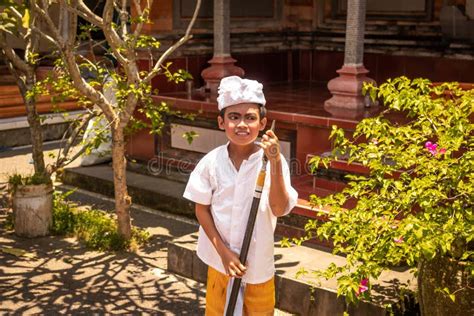 Bali Indonesia De Octubre De Muchacho Del Balinese En Traje