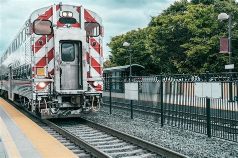 La Vista Del Tren Se Detuvo En El Ferrocarril En Una Estaci N En San