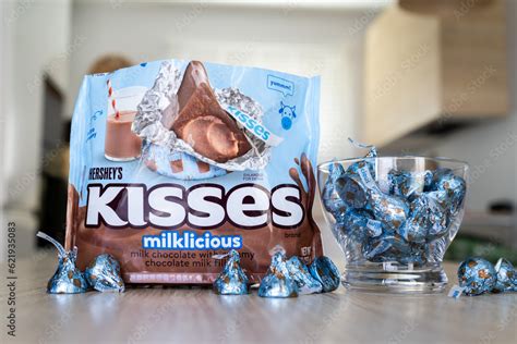 Stockfoto Med Beskrivningen Hershey S Kisses Milklicious Milk