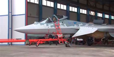 rusia rilis video peluncuran su  seri produksi pertama