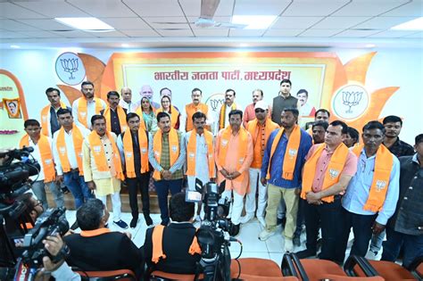 Lok Sabha Polls 2024 Retd Adg 2 Dozen Congress Workers Join Bjp In Mp