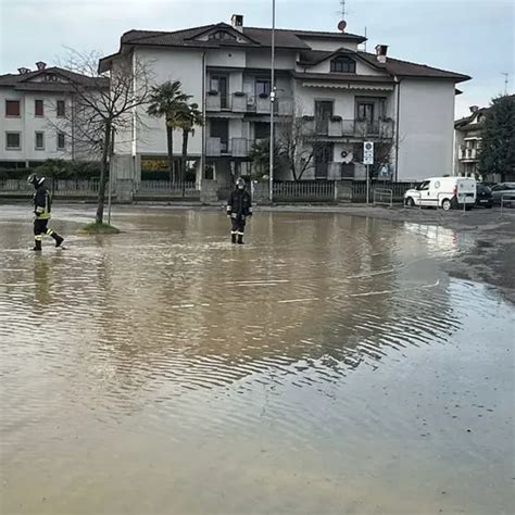 Grossa Perdita Dacqua A Caravaggio Allagato Parcheggio