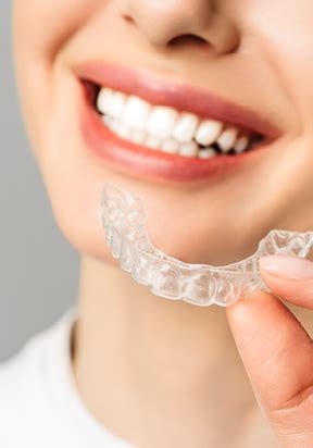 Invisalign Nevidni Zobni Aparat