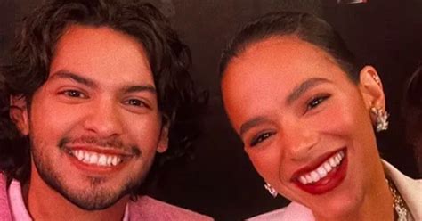 Xolo Maridueña acompanha Bruna Marquezine em première e encontro dos