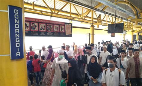 Gondangdia Penuh Penumpang KRL Aksi 212 Diimbau Turun Di Juanda Tagar