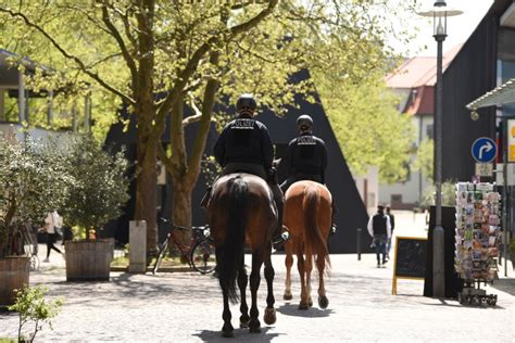 Reiterstaffel der Polizei kontrolliert Corona Regeln in Lörrach