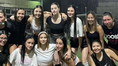 Amigas Disputan Partido Sin Saber Jugar Futbol Y Las Im Genes Se