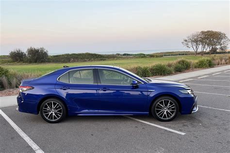 We Drive The Toyota Camry Hybrid SL Motoring Minute