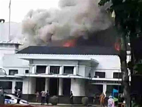 Sebuah Bus Terbakar Hebat Di Terminal Pulogebang Asap Hitam Membumbung