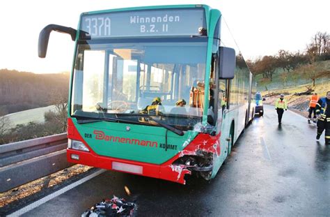 Auto Kracht In Schulbus Auch Sch Ler Unter Den Verletzten