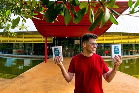 Professor da UnB lança livro histórias inspiradas em 152 títulos