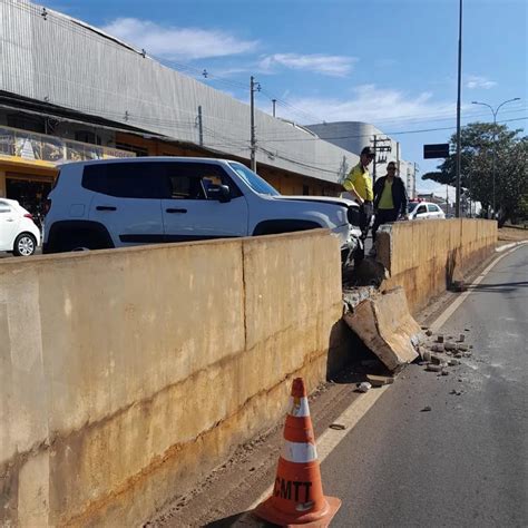 Motorista Perde Controle Da Dire O De Ve Culo E Colide Em Uma Mureta