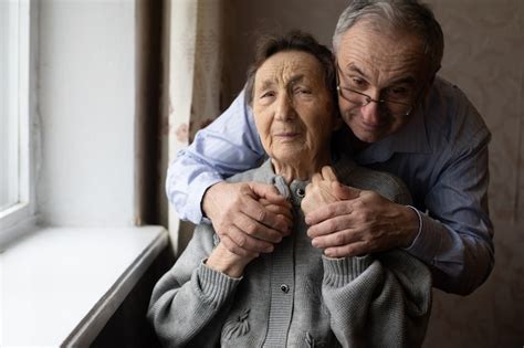 Hombre Adulto Y Madre Anciana Madre Madura Feliz E Hijo Adulto Adulto