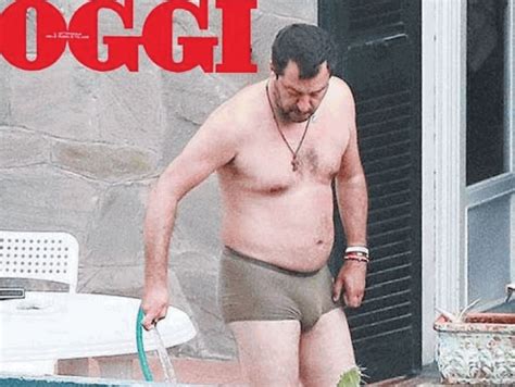 La Foto Privatissima Di Matteo Salvini Beccato In Mutande Sul Balcone