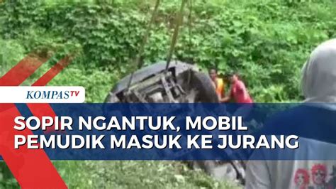 Sopir Ngantuk Mobil Pemudik Terperosok Ke Jurang Di Km 11 Jalan Lintas