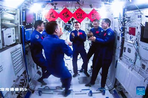 Astronautas Da Shenzhou Entram Na Esta O Espacial E Completam A