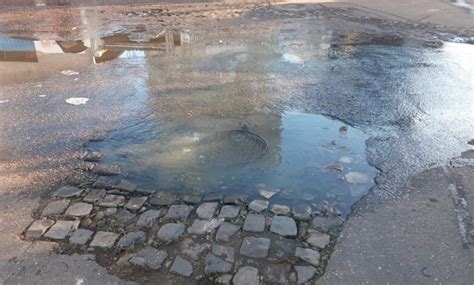 Esgoto a céu aberto Moradores e comerciantes do centro de Picos sofrem