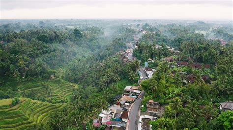 Ein Klein Stadt Dorf Im Das Tropen Im Bali Drohne Video