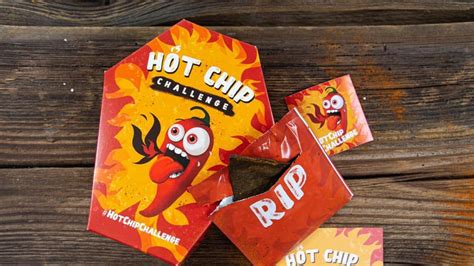 Nuove sfide mangiare la Hot Chip Challenge la patatina più piccante del mondo Agrodolce