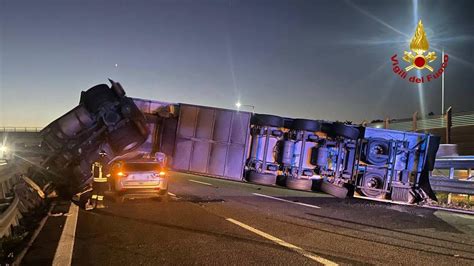 Falconara Incidente In A Autoarticolato Si Ribalta E Schiaccia Un