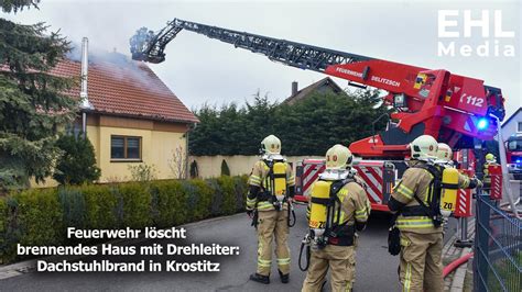 Feuerwehr L Scht Brennendes Haus Mit Drehleiter Dachstuhlbrand In