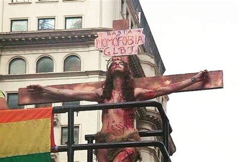 Transexual em Parada Gay é crucificada também na Assembleia Folha Vitória