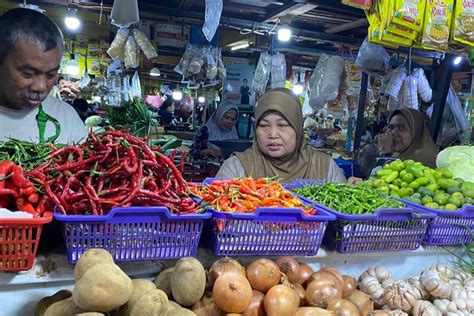 Harga Cabai Di Pasar Tomang Barat Melambung Pembeli Kurangi Belanjaan