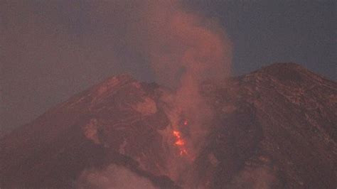 Gunung Semeru Meletus Rangkaian Foto Erupsi Dan Dampaknya Bbc News