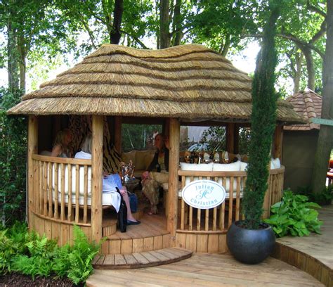 garden huts … a thatched roof or cedar shingle tiles, why not call our POYEHVT