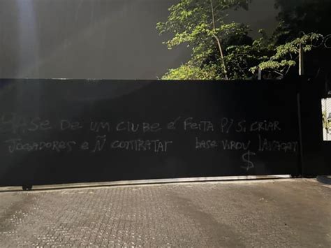 Sedes Sociais Do Corinthians S O Pichadas Amea As Bater Na Cara