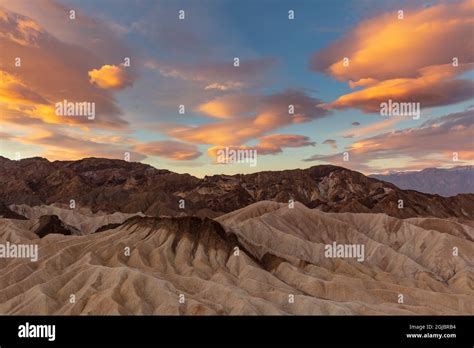 Des Nuages Spectaculaires Au Lever Du Soleil Au Dessus De Zabriskie