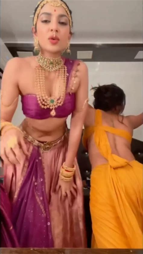 Aishwarya Lekshmi Hot Rare Open Navel Show Mp4 Snapshot 00 00 911