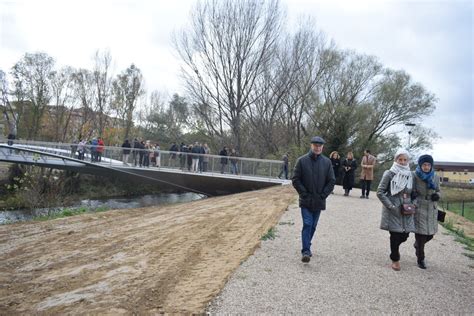 FOTOS Haro estrena la pasarela turística sobre el Tirón